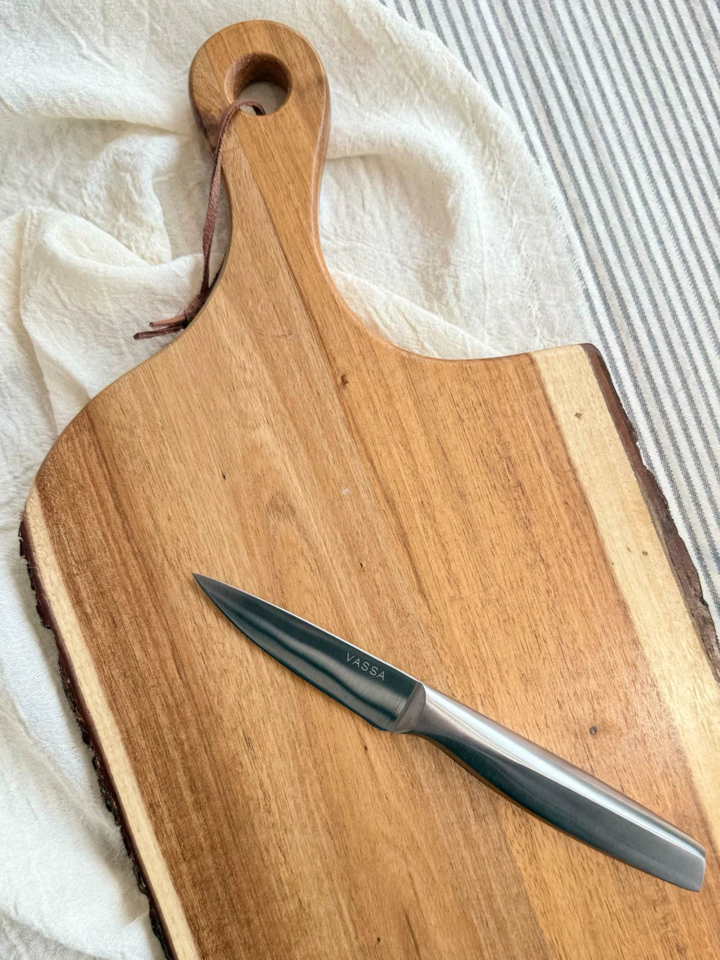 TABLA DE ACACIA CON CORTEZA MISHKA 38X21CM