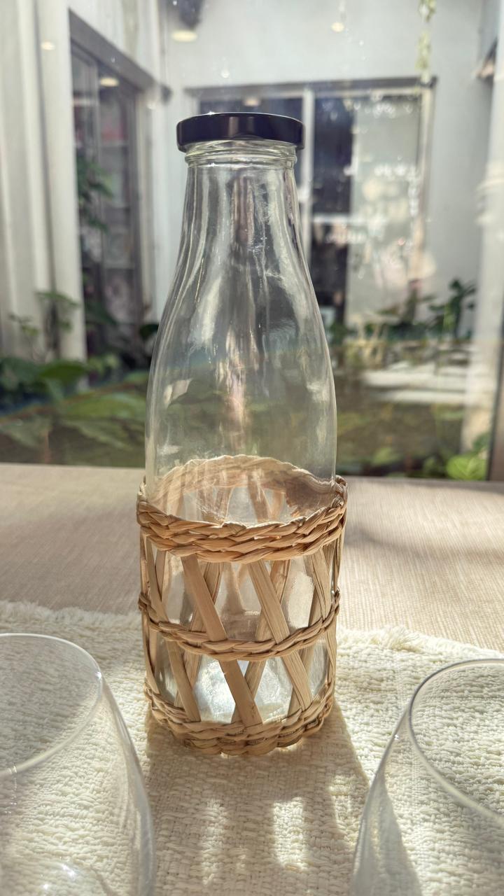 BOTELLA DE VIDRIO C/ TAPA Y MALLA DE MIMBRE 1000 ML MISHKA