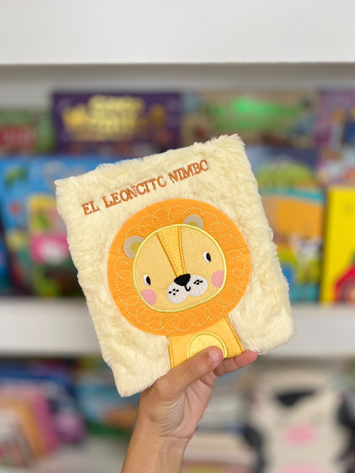 LIBRO EL LEONCITO NIMBO EL GATO DE HOJALATA