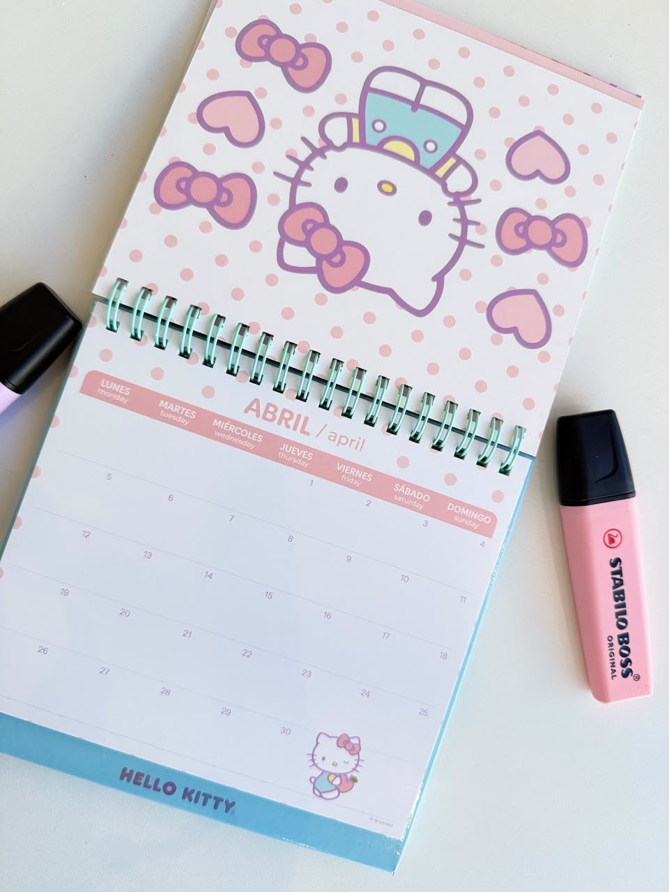 CALENDARIO DE ESCRITORIO 2027 HELLO KITTY MOOVING