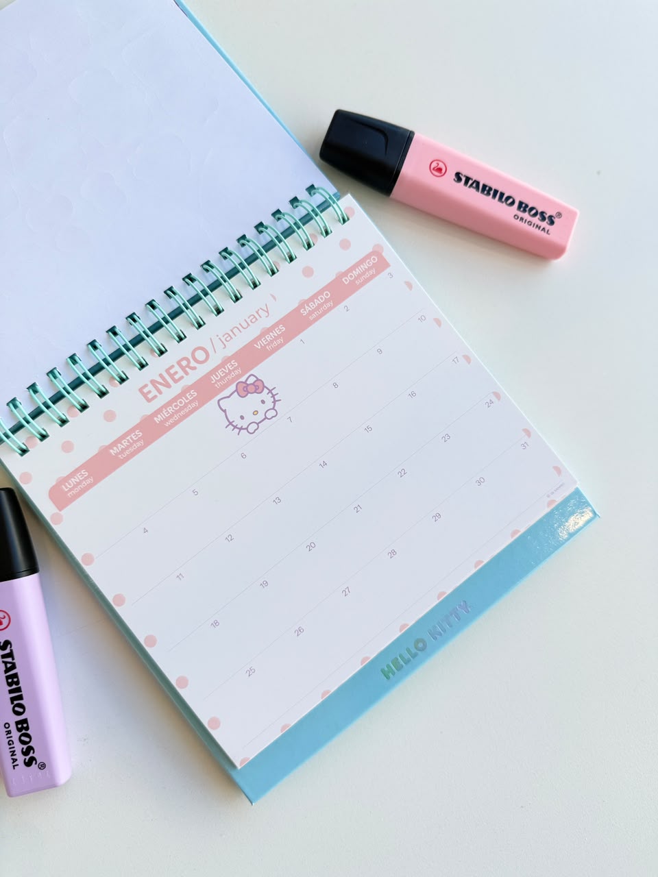 CALENDARIO DE ESCRITORIO 2027 HELLO KITTY MOOVING
