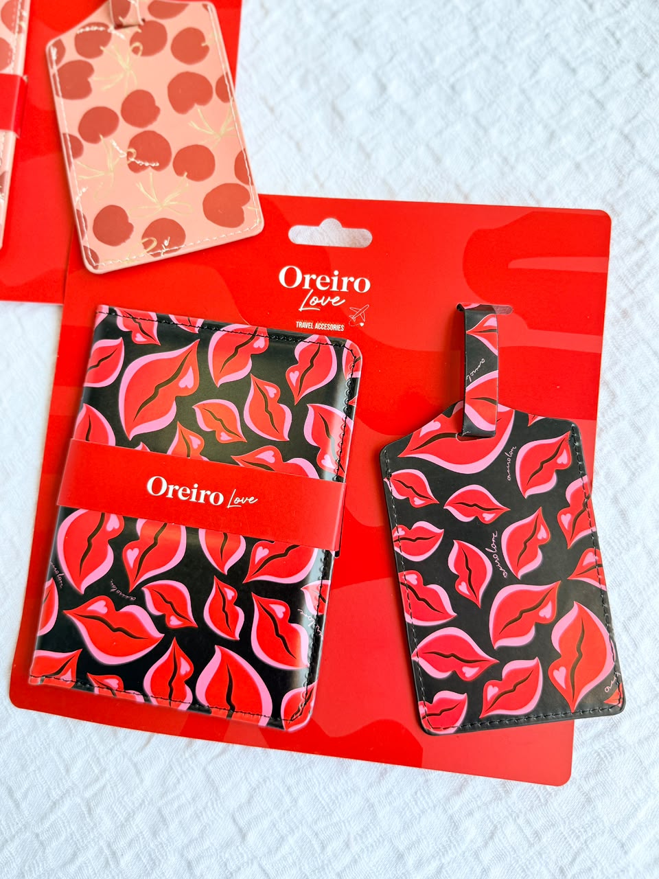 SET PORTADOCUMENTOS + TAG DE VALIJAS OREIRO LOVE